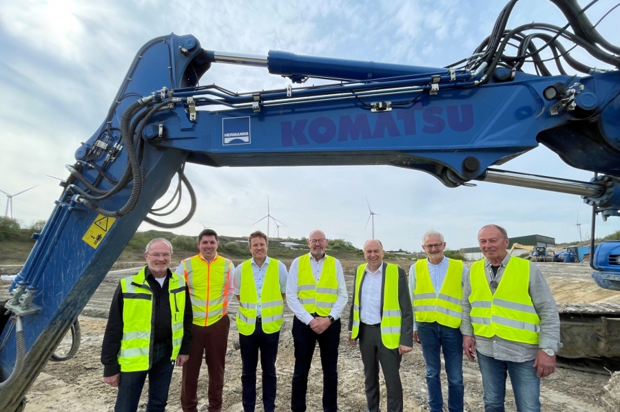 Herr Rummel (stv. A.V.E.-Betriebsleitung), Herr Appelt (Projektleiter, Ingenieurbüro SIG-Hessen Ingenieure GmbH), Herr Egeler (Dezernent Kreis Paderborn), Herr Rabe (Bauleitung, Hermanns HTI-Bau GmbH u. Co. KG), Landrat des Kreises Paderborn Herr Rüther, Herr Kahmen (Betriebsleitung des A.V.E.-Eigenbetriebes) und Herr Scholle (A.V.E.-Betriebsausschussvorsitzender)